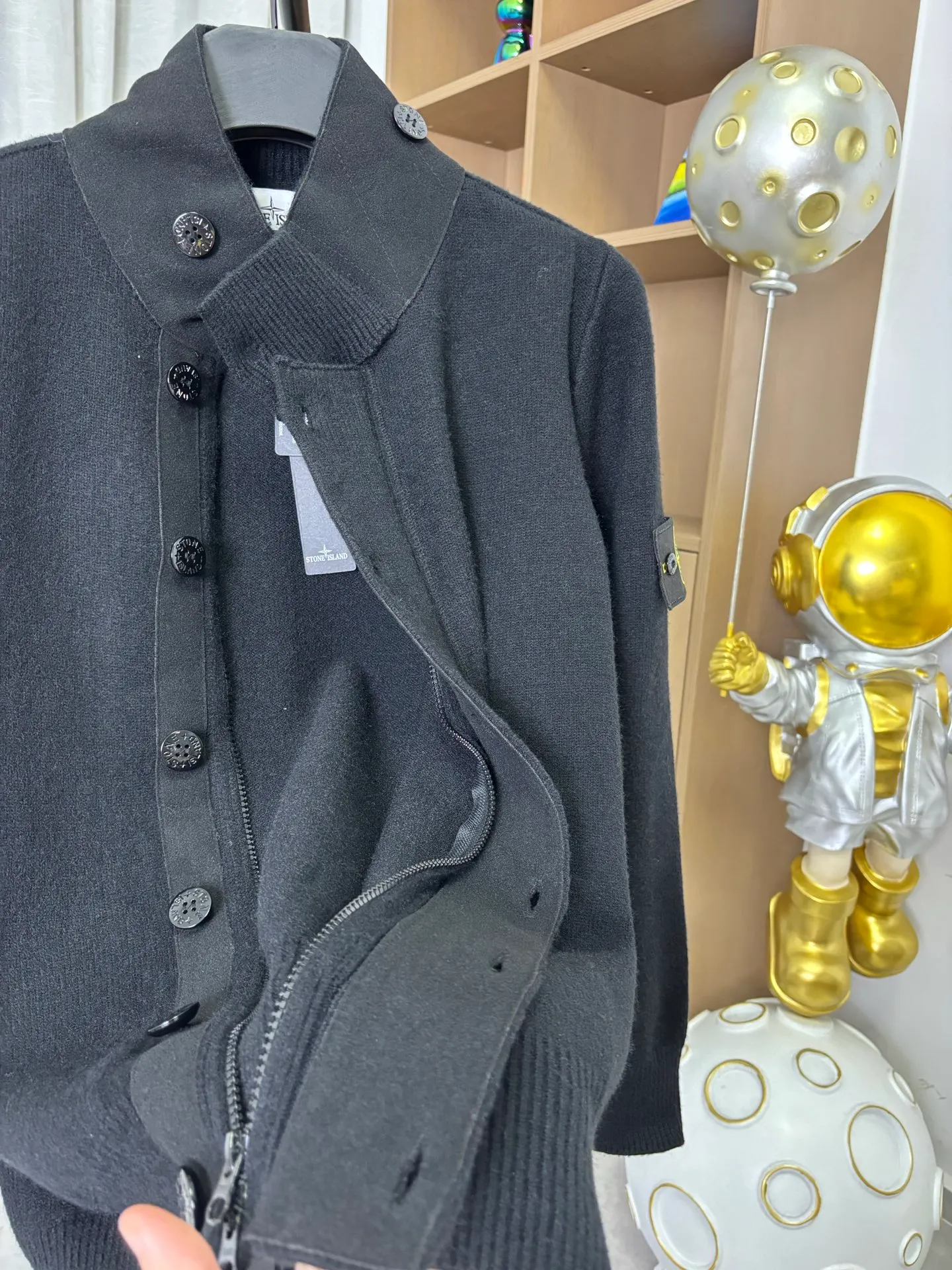 P340 Style number: DC218# Stone Island knitted woolen splicing wool cardigan jacket. The whole garment is made with high-quality machines imported from Germany. Three types of machines. Three weaving methods. The process is complex and tedious. Customized color-dyed wool➕wool stitching with high gram weight, high density and ultra-high quality. The wool is soft, delicate and skin-friendly, and feels soft and silky! The inside is a zipper design and the outside is a button design. The whole garment has nine buttons. It weighs more than 1 kilogram. Color: black. Size: S-M-L-Xl.